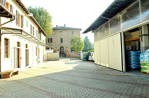 Esterno azienda con cortile